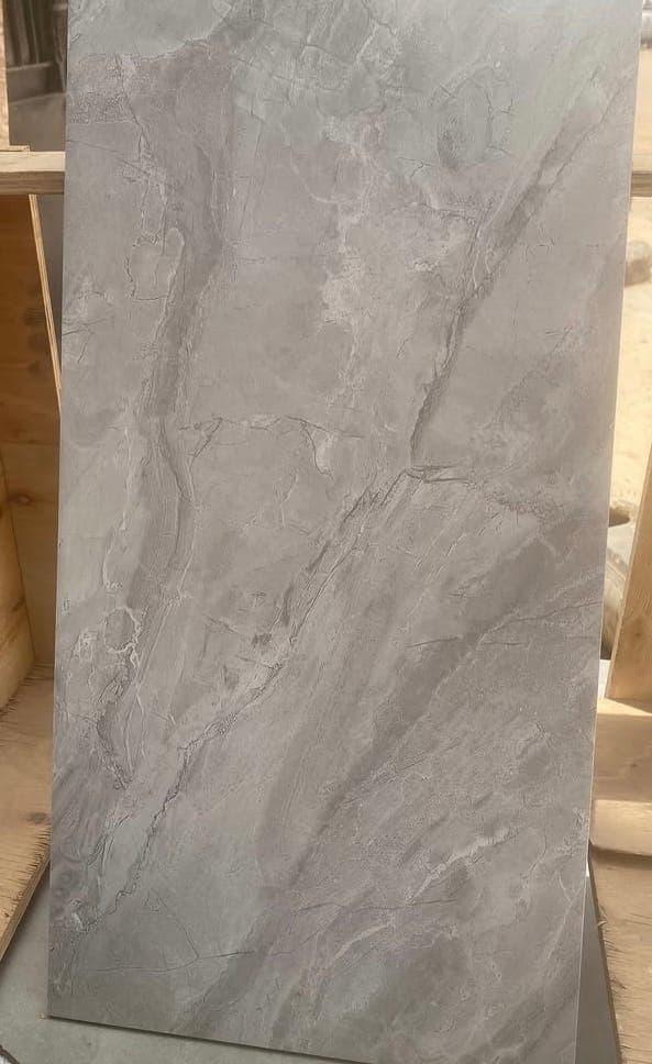 Carreau 30x60 gris à effet marbre, finition mate