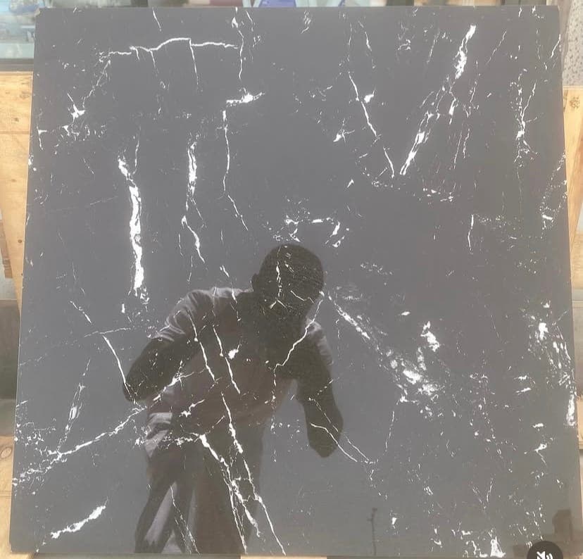 Carreau 60x60 noir à veines blanches effet marbre