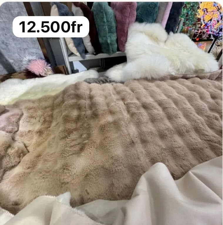 Descente de lit en fourrure beige