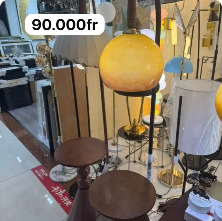 Lampadaire avec boule ambre et tablettes en bois
