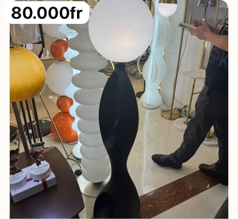 Lampadaire sculptural noir avec boule lumineuse blanche