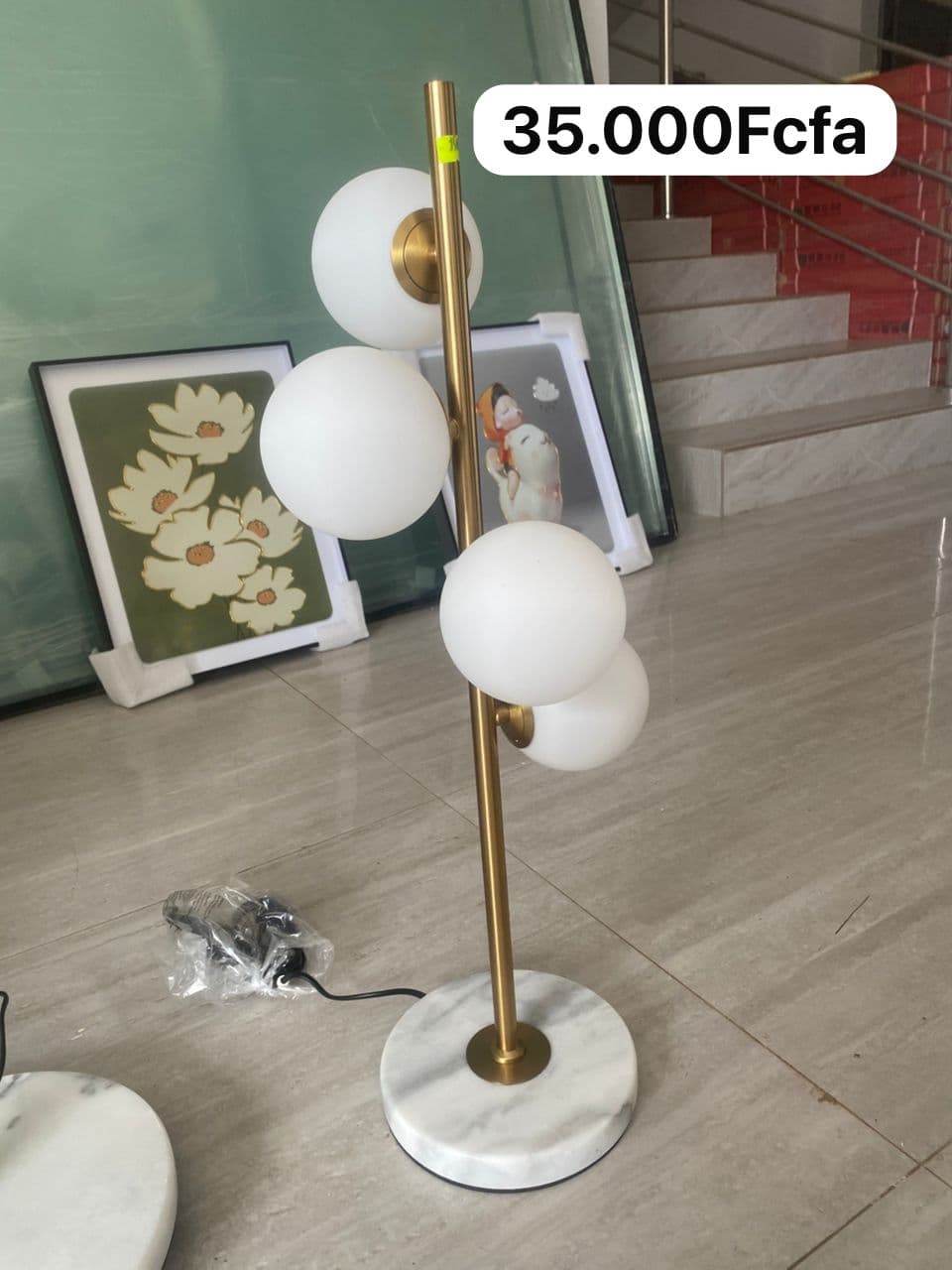 Lampe à 4 boules blanches, tige dorée et base marbre