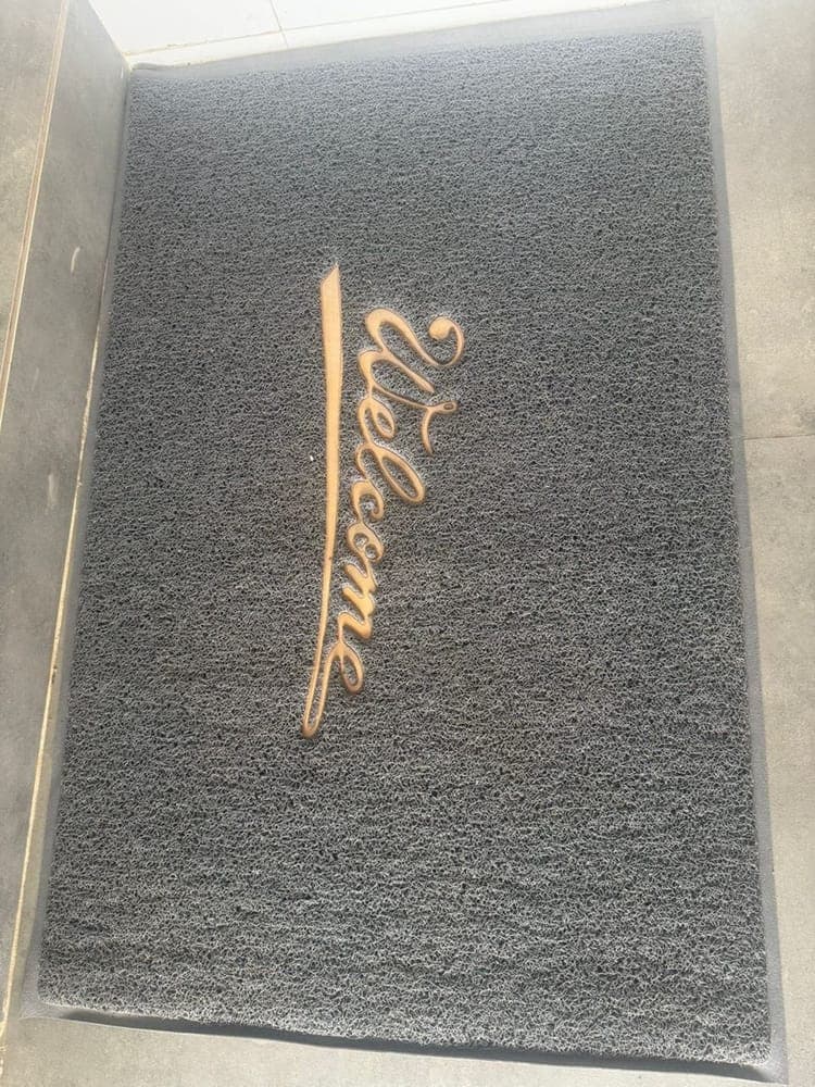 Tapis d’entrée « Welcome » gris en boucles, 1m20
