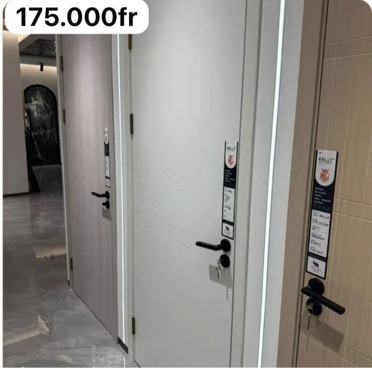 Porte intérieure blanche avec lignes décoratives
